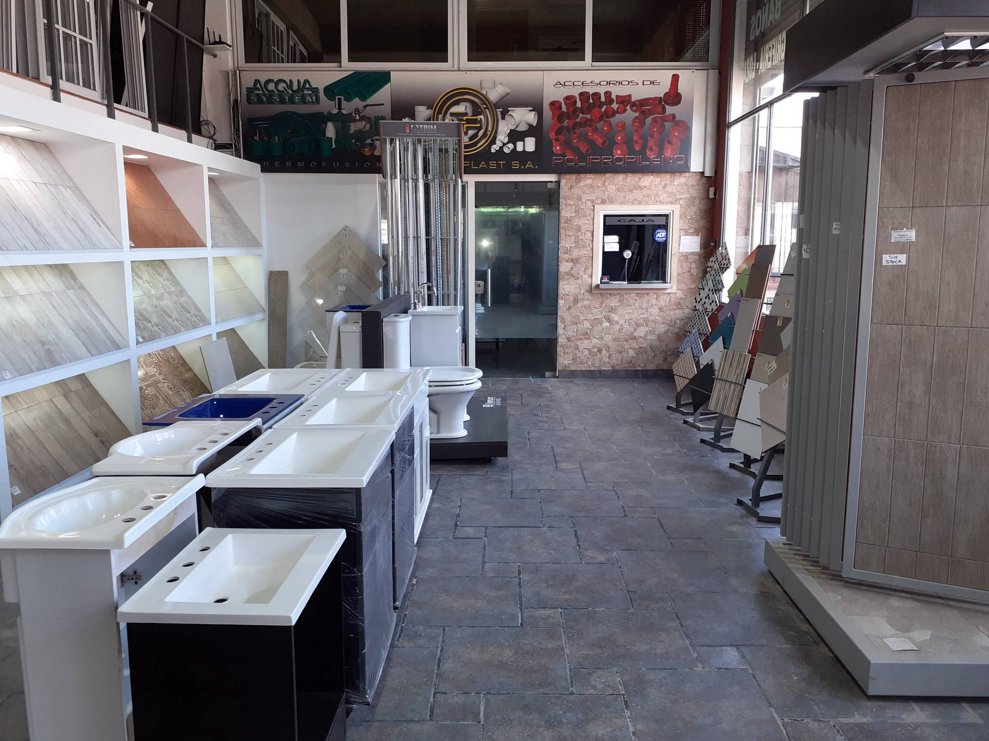 Exhibición de materiales y stock permanente en Materiales Moreno